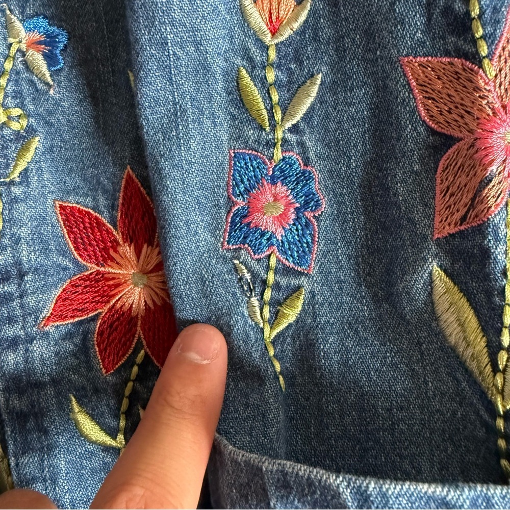 Bobbie Brooks Boho Chic Embroidered Florals Denim Shacket Size Large Whimsical - Picture 7 of 12